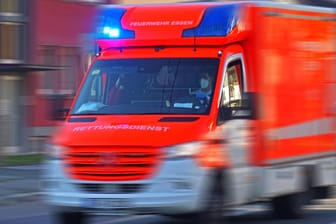 Krankenwagen im Einsatz: Warum die 19-Jährige im Kreis Kassel von der Straße abkam, ist ungeklärt. (Symbolfoto)