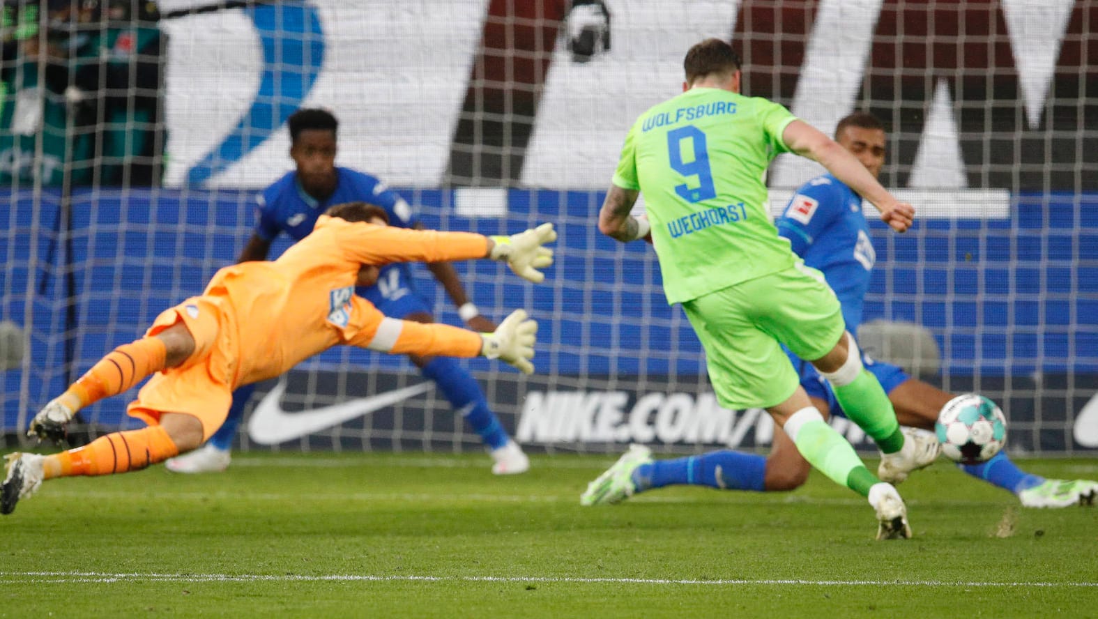 Oliver Baumann: Der Hoffenheim-Keeper (l.) konnte zwei Schüsse der Wolfsburger nicht halten, hier traf Weghorst zum 2:0. Oliver Baumann: Der Hoffenheim-Keeper (l.) konnte zwei Schüsse der Wolfsburger nicht halten, hier traf Weghorst zum 2:0.