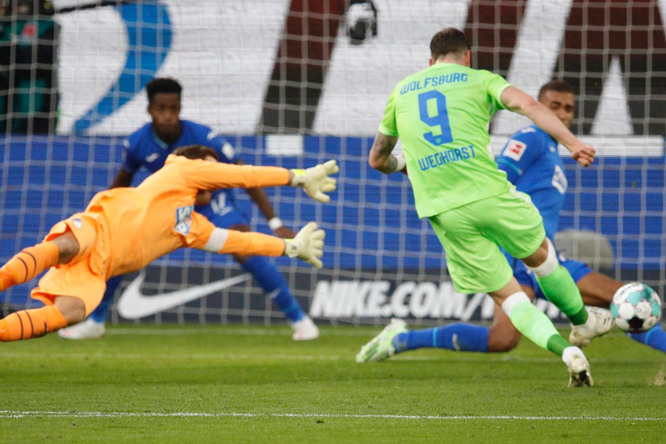 Oliver Baumann: Der Hoffenheim-Keeper (l.) konnte zwei Schüsse der Wolfsburger nicht halten, hier traf Weghorst zum 2:0.