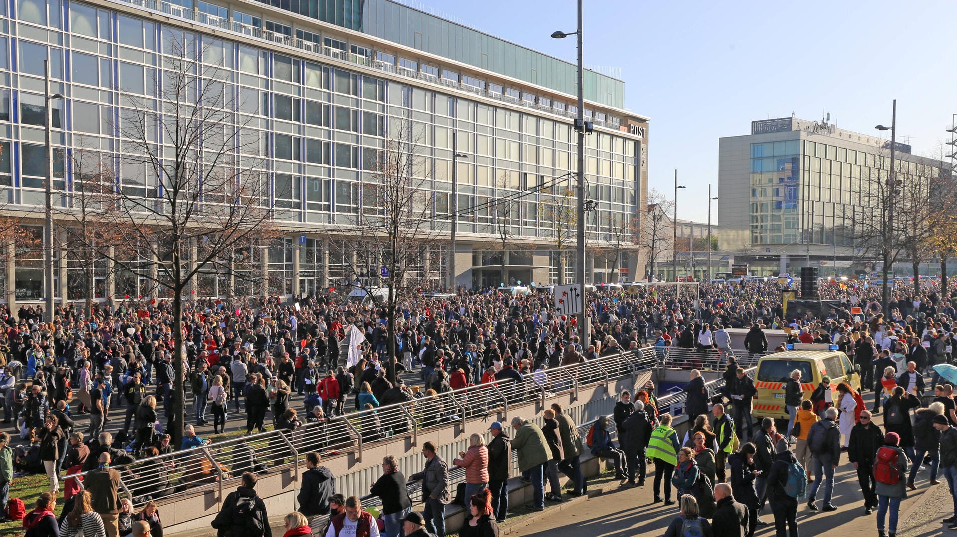 Kein Abstand: Großdemo in Leipzig gegen die Corona-Politik der Bundesregierung.