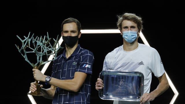 Final-Sieger Daniil Medwedew (l) und Alexander Zverev posieren während der Siegerehrung mit den Trophäen. Final-Sieger Daniil Medwedew (l) und Alexander Zverev posieren während der Siegerehrung mit den Trophäen.