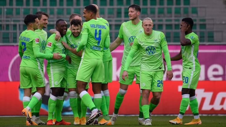 Wolfsburgs Spieler jubeln nach dem 1:0 durch Mittelfeldspieler Renato Steffen (4.