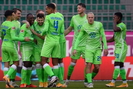 Wolfsburgs Spieler jubeln nach dem 1:0 durch Mittelfeldspieler Renato Steffen (4.