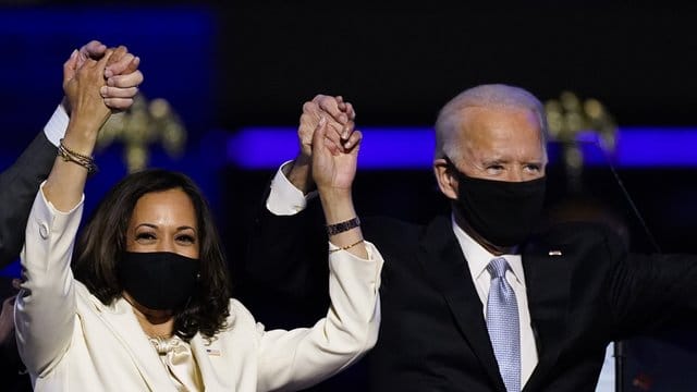 Joe Biden (r, "President Elect") und Kamala Harris ("Vicepresident Elect") feiern - und werden gefeiert, auch von vielen Künstlern.