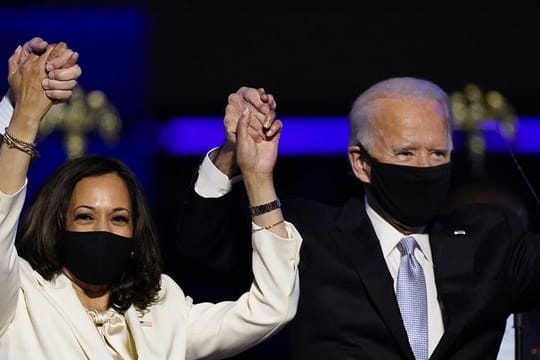 Joe Biden (r, "President Elect") und Kamala Harris ("Vicepresident Elect") feiern - und werden gefeiert, auch von vielen Künstlern.