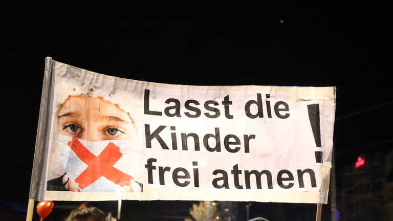 Ein Banner bei einer Großdemo in Leipzig: In Mainz wollen "Querdenker" wohl Kinder und Jugendliche mit fälschlichen Aussagen über das Coronavirus anlocken.