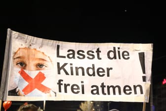 Ein Banner bei einer Großdemo in Leipzig: In Mainz wollen "Querdenker" wohl Kinder und Jugendliche mit fälschlichen Aussagen über das Coronavirus anlocken.