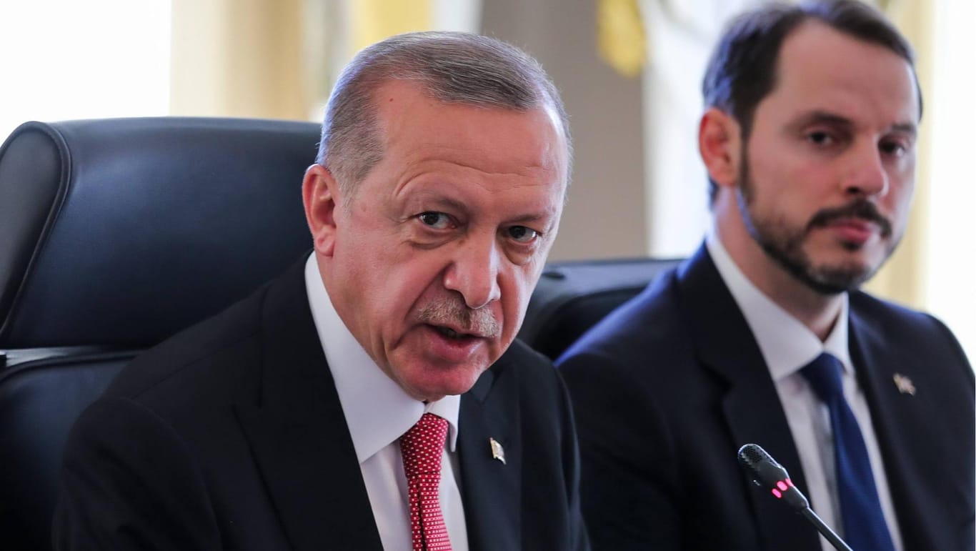 Der türkische Präsident Recep Tayyip Erdogan (l.) und sein Schwiegersohn Berat Albayrak: Die türkische Lira hat zuletzt dramatisch an Wert verloren.