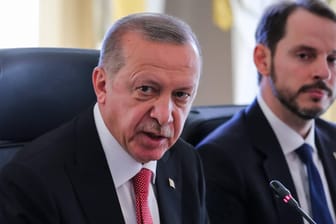 Der türkische Präsident Recep Tayyip Erdogan (l.) und sein Schwiegersohn Berat Albayrak: Die türkische Lira hat zuletzt dramatisch an Wert verloren.