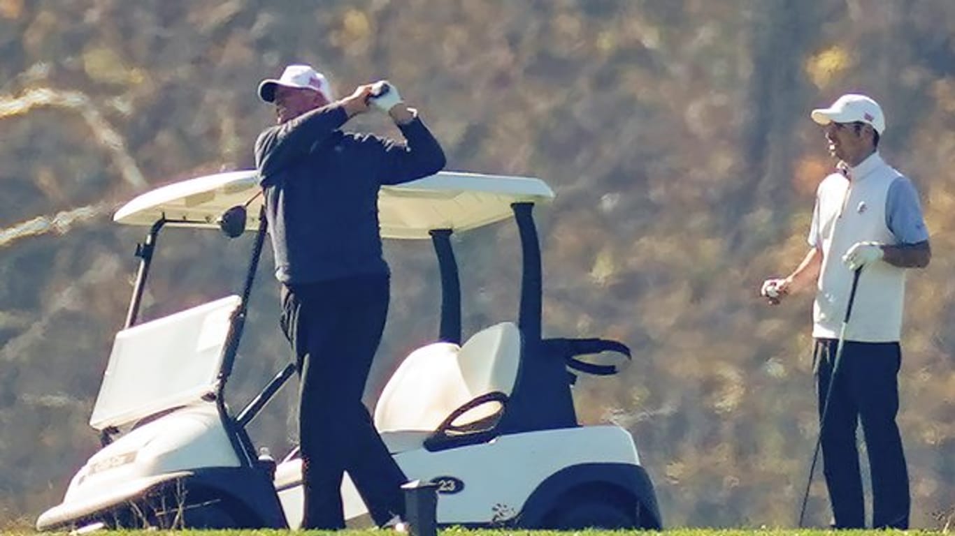 Donald Trump spielt im Trump National Golf Club in Sterling eine Runde.