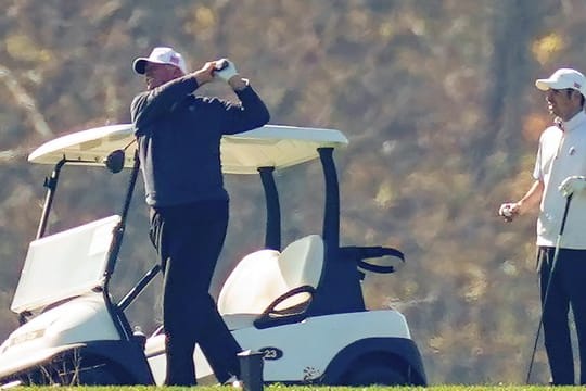 Donald Trump spielt im Trump National Golf Club in Sterling eine Runde.