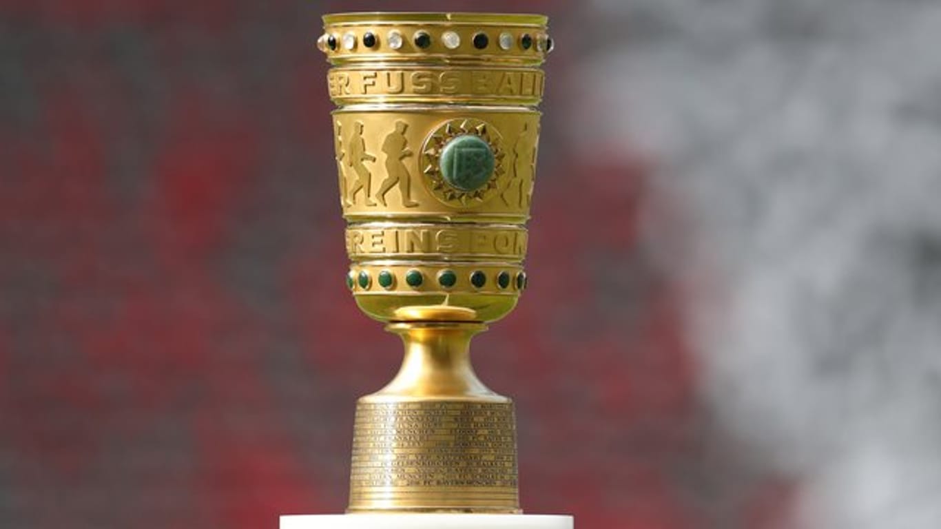 Für den Gewinner des DFB-Pokal-Wettbewerbs wartet als Belohnung diese Trophäe: der DFB-Pokal.