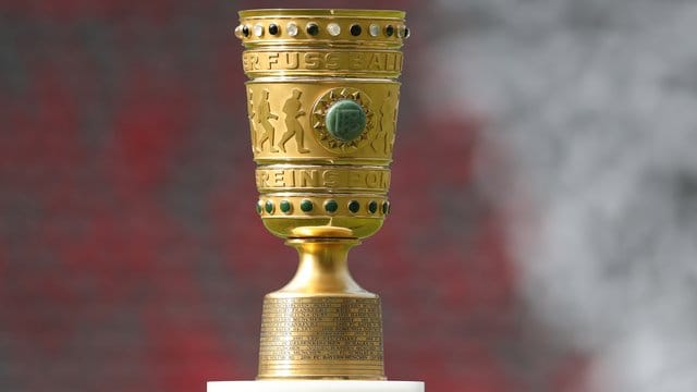 Für den Gewinner des DFB-Pokal-Wettbewerbs wartet als Belohnung diese Trophäe: der DFB-Pokal. Für den Gewinner des DFB-Pokal-Wettbewerbs wartet als Belohnung diese Trophäe: der DFB-Pokal.
