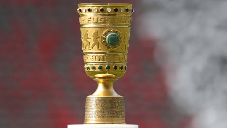 Für den Gewinner des DFB-Pokal-Wettbewerbs wartet als Belohnung diese Trophäe: der DFB-Pokal.