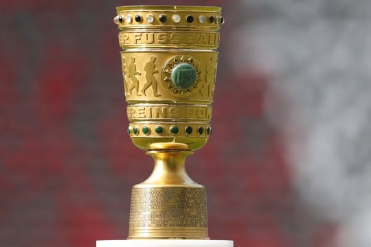 Für den Gewinner des DFB-Pokal-Wettbewerbs wartet als Belohnung diese Trophäe: der DFB-Pokal.