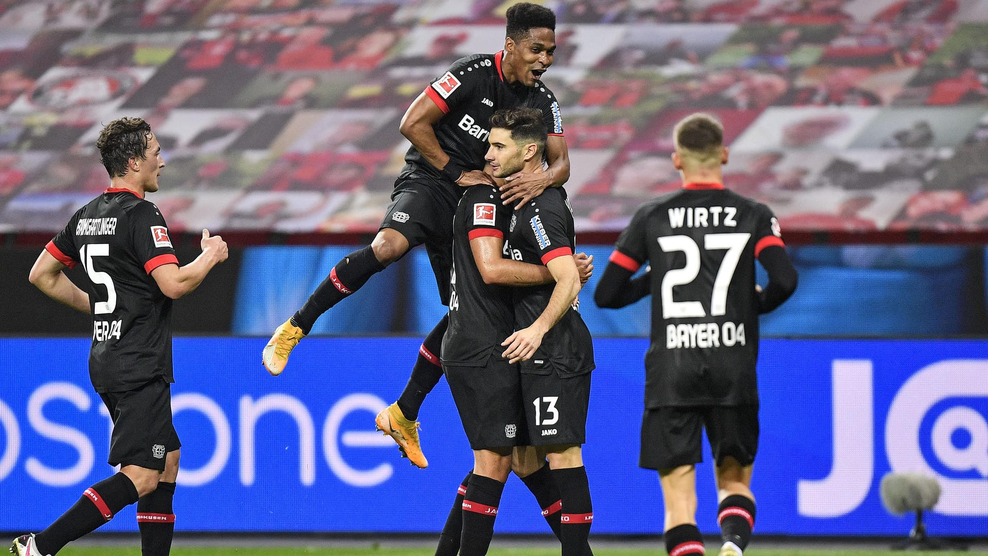 Mit Luftsprung: Die Leverkusener freuten sich nach Lucas Alarios (Nr. 13) zweitem Treffer gegen Gladbach ausgelassen. Mit Luftsprung: Die Leverkusener freuten sich nach Lucas Alarios (Nr. 13) zweitem Treffer gegen Gladbach ausgelassen.