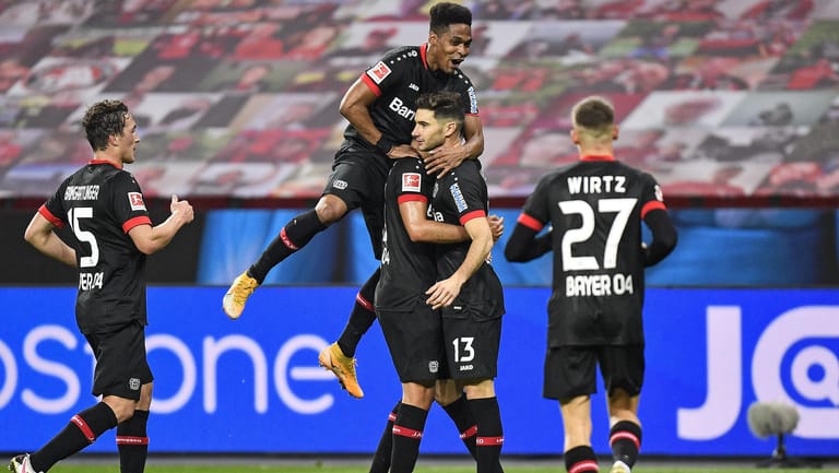 Mit Luftsprung: Die Leverkusener freuten sich nach Lucas Alarios (Nr. 13) zweitem Treffer gegen Gladbach ausgelassen.