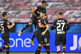 Mit Luftsprung: Die Leverkusener freuten sich nach Lucas Alarios (Nr. 13) zweitem Treffer gegen Gladbach ausgelassen.