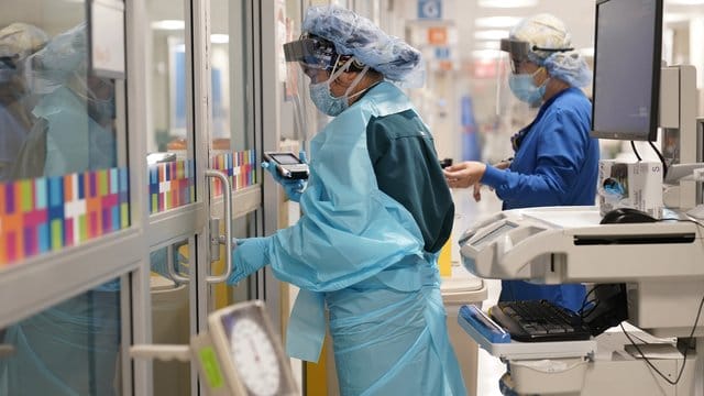 Zwei Gesundheitsmitarbeiterinnen in einem New Yorker Krankenhaus. Zwei Gesundheitsmitarbeiterinnen in einem New Yorker Krankenhaus.