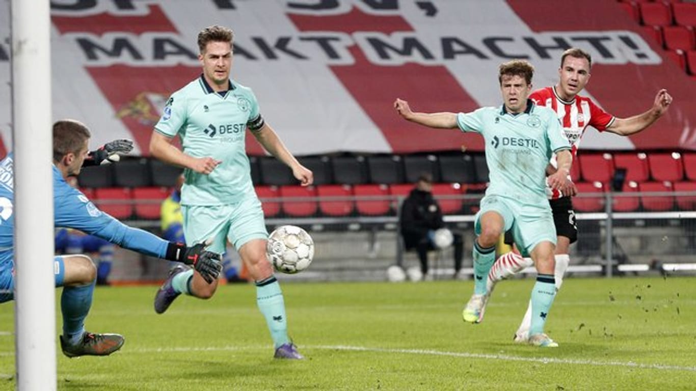 Eindhovens Mario Götze (r) erzielt gegen Willem II Tilburgs Jorn Brondeel (l) das Tor zum 2:0.
