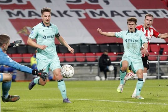 Eindhovens Mario Götze (r) erzielt gegen Willem II Tilburgs Jorn Brondeel (l) das Tor zum 2:0.