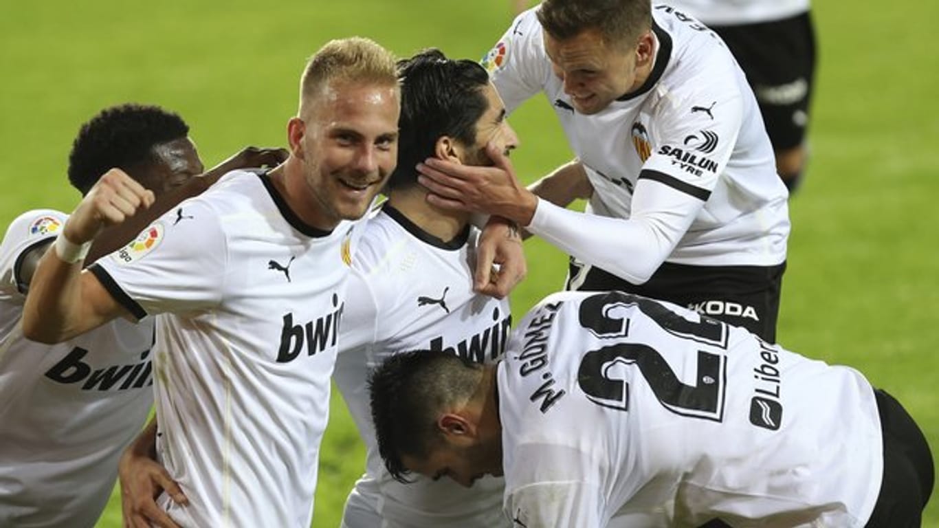 Spieler von Valencia feiern das dritte Tor ihrer Mannschaft beim 4:1-Erfolg gegen Real Madrid.