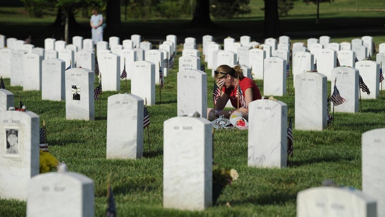 Eine Frau trauert auf einem Soldatenfriedhof in Washington: Nach vielen Kriegen in den letzten Jahrzehnten ist die US-Bevölkerung kriegsmüde.