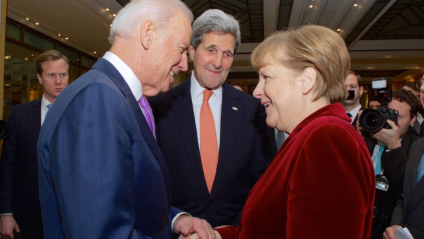 Kanzlerin Angela Merkel trifft Vizepräsident Joe Biden auf der Münchner Sicherheitskonferenz im Jahr 2015: Unter Biden werden sich die deutsch-amerikanischen Beziehungen wahrscheinlich deutlich verbessern.