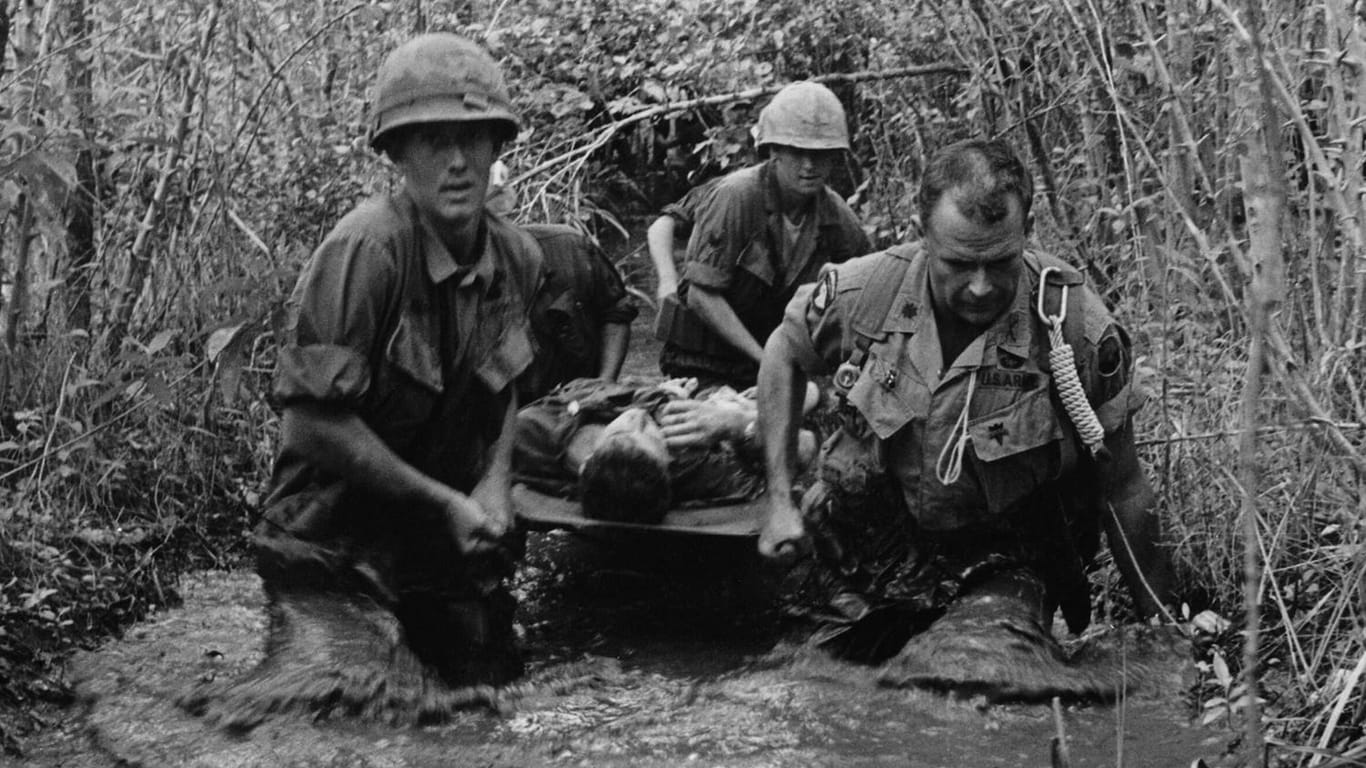 US-Soldaten tragen im Jahr 1969 im Vietnam einen verwundeten Kameraden: Der Krieg sorgte auch in den USA für heftige Proteste.