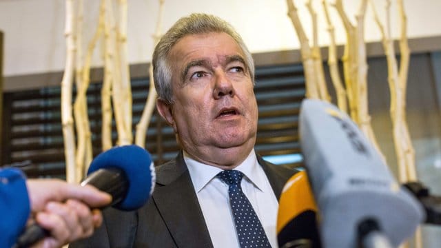 Vizepräsident Frymuth geht nicht davon aus, dass Verbandsboss Fritz Keller in der derzeitigen Krise DFB verlassen könnte. Vizepräsident Frymuth geht nicht davon aus, dass Verbandsboss Fritz Keller in der derzeitigen Krise DFB verlassen könnte.