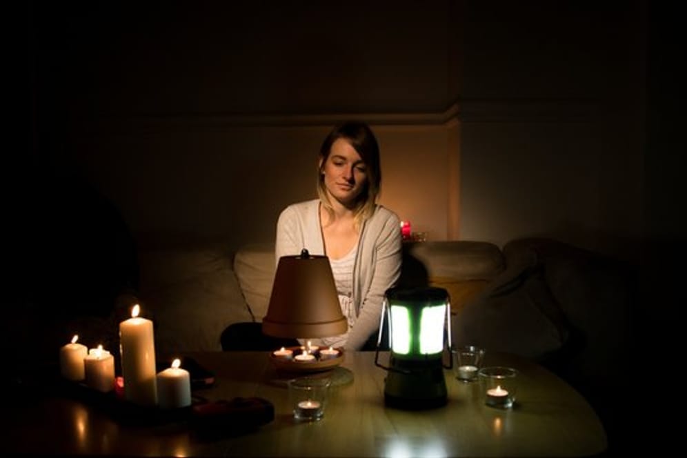 Will man während eines Stromausfalls nicht im Dunkeln sitzen, sollte man daheim immer einen Grundvorrat an Kerzen und Teelichtern haben.