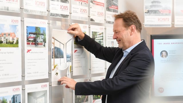 Immobilienmakler wie Sven Keussen brauchen viel Fachwissen, wenn es etwa um Energieausweise, Miet- oder Eigentumsrecht geht.