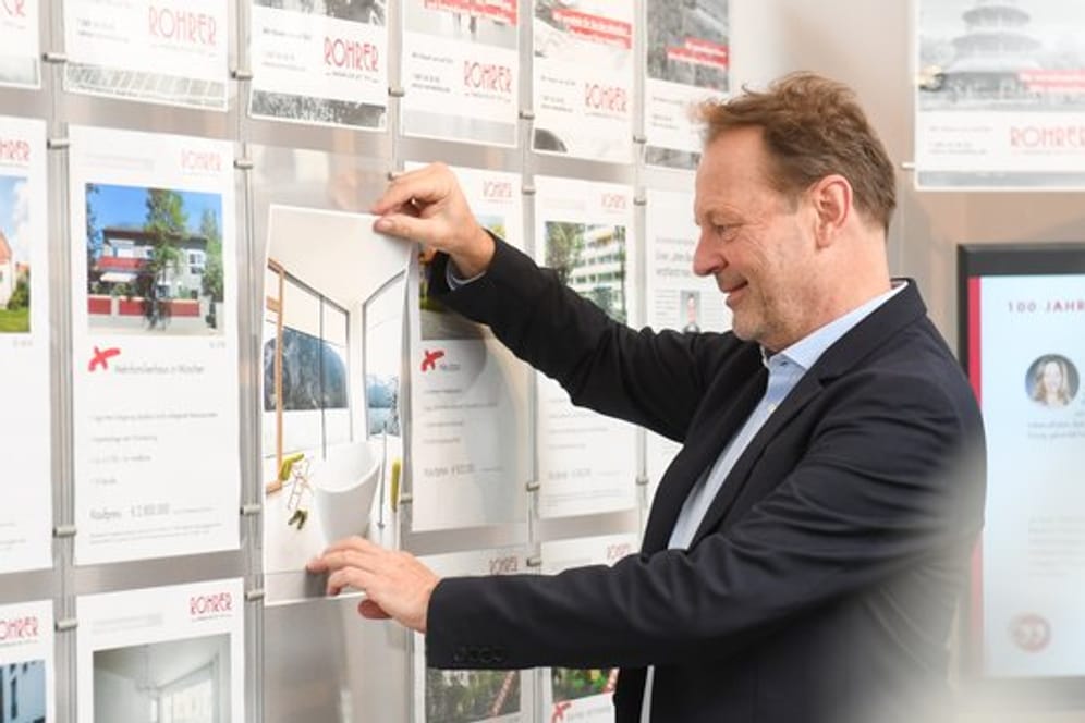 Immobilienmakler wie Sven Keussen brauchen viel Fachwissen, wenn es etwa um Energieausweise, Miet- oder Eigentumsrecht geht.