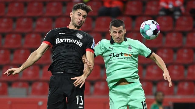 Lucas Alario (l) kämpft mit Mönchengladbachs Verteidiger Stefan Lainer um den Ball. Lucas Alario (l) kämpft mit Mönchengladbachs Verteidiger Stefan Lainer um den Ball.