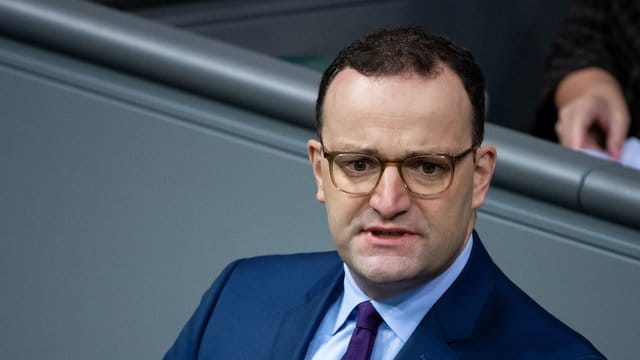 Bundesgesundheitsminister Jens Spahn spricht in einer Plenarsitzung im Deutschen Bundestag. Bundesgesundheitsminister Jens Spahn spricht in einer Plenarsitzung im Deutschen Bundestag.