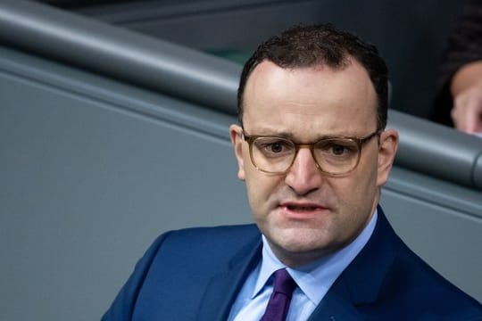 Bundesgesundheitsminister Jens Spahn spricht in einer Plenarsitzung im Deutschen Bundestag.