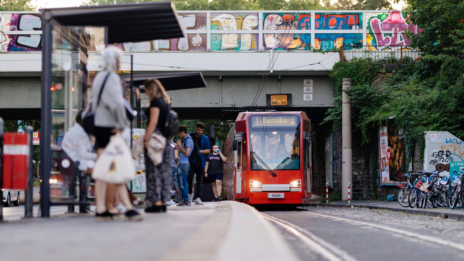 Eine Straßenbahn der KVB (Symbolbild): In Braunsfeld hat sich ein tödlicher Unfall mit einer Bahn ereignet. Eine Straßenbahn der KVB (Symbolbild): In Braunsfeld hat sich ein tödlicher Unfall mit einer Bahn ereignet.