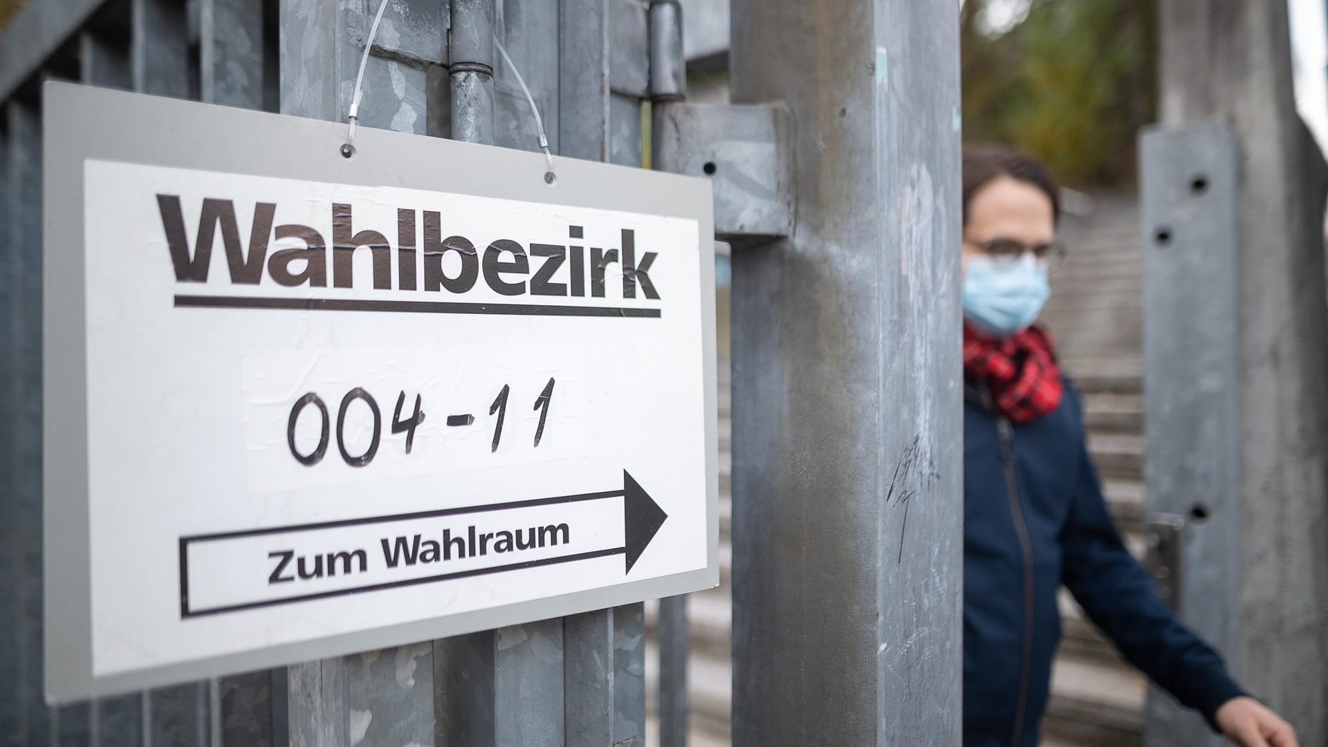 Ein Mann verlässt ein Wahlbüro: Am 27. November stehen die Neuwahlen des Oberbürgermeisters an. Ein Mann verlässt ein Wahlbüro: Am 27. November stehen die Neuwahlen des Oberbürgermeisters an.