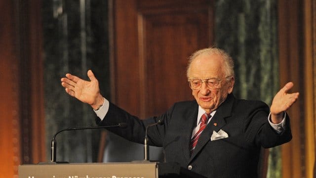 Benjamin Ferencz, der letzte noch lebende Chefankläger bei den Nürnberger Kriegsverbrecher-Prozessen, 2010 in Nürnberg. Benjamin Ferencz, der letzte noch lebende Chefankläger bei den Nürnberger Kriegsverbrecher-Prozessen, 2010 in Nürnberg.
