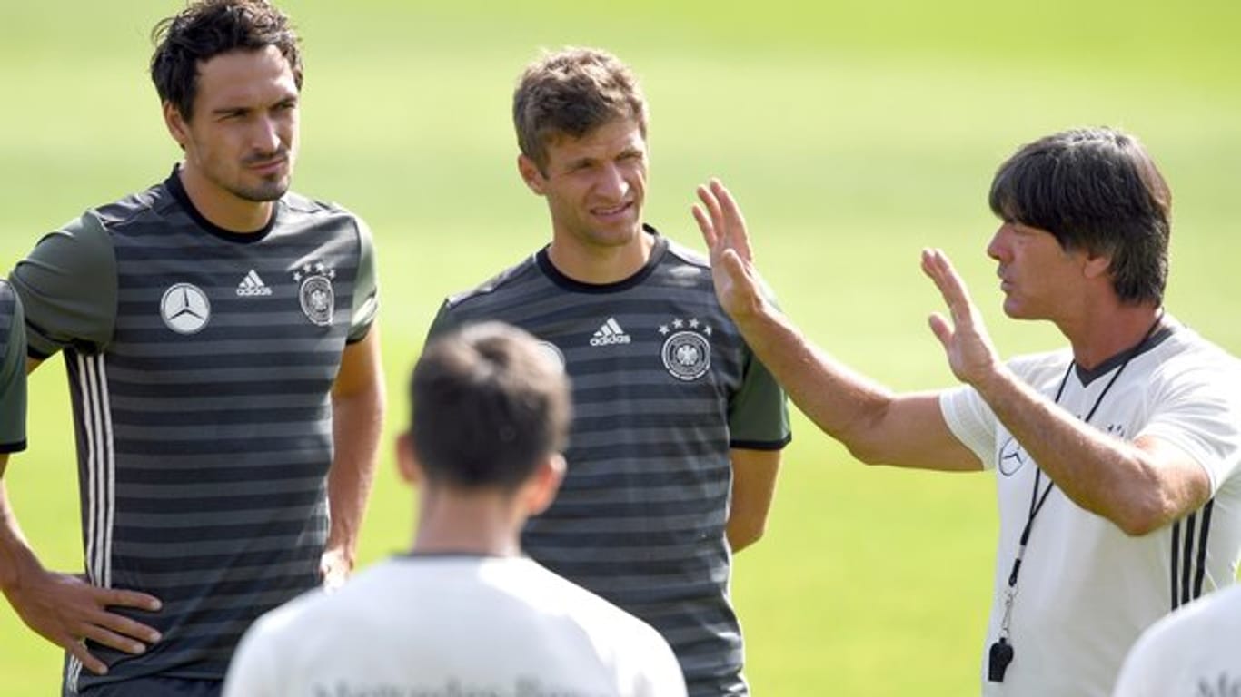 Mats Hummels (l) und Thomas Müller (M) werden auch weiter nicht ins DFB-Team zurückkehren.