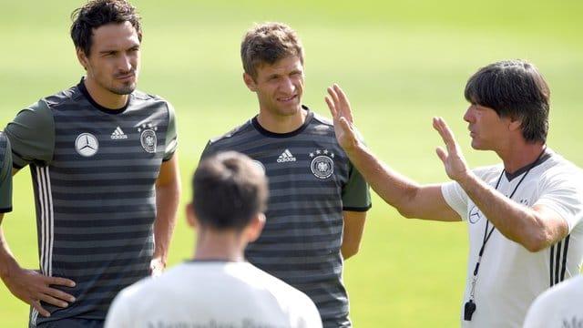Mats Hummels (l) und Thomas Müller (M) werden auch weiter nicht ins DFB-Team zurückkehren. Mats Hummels (l) und Thomas Müller (M) werden auch weiter nicht ins DFB-Team zurückkehren.