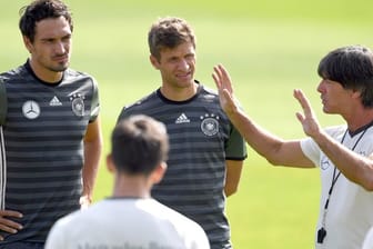 Mats Hummels (l) und Thomas Müller (M) werden auch weiter nicht ins DFB-Team zurückkehren.