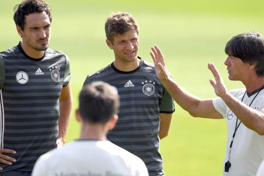 Mats Hummels (l) und Thomas Müller (M) werden auch weiter nicht ins DFB-Team zurückkehren.