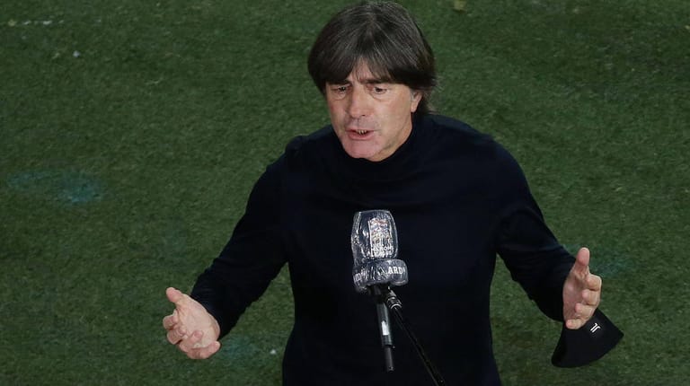 Joachim Löw: Der Bundestrainer will vorerst nicht von seinem Kurs abrücken.