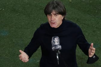 Joachim Löw: Der Bundestrainer will vorerst nicht von seinem Kurs abrücken.