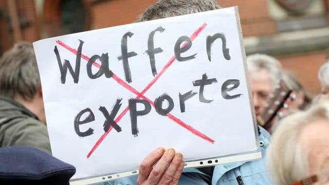 Kritik an "Waffenexporten" bei einer Demonstration (Archiv).