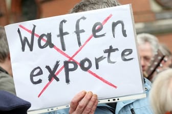Kritik an "Waffenexporten" bei einer Demonstration (Archiv).