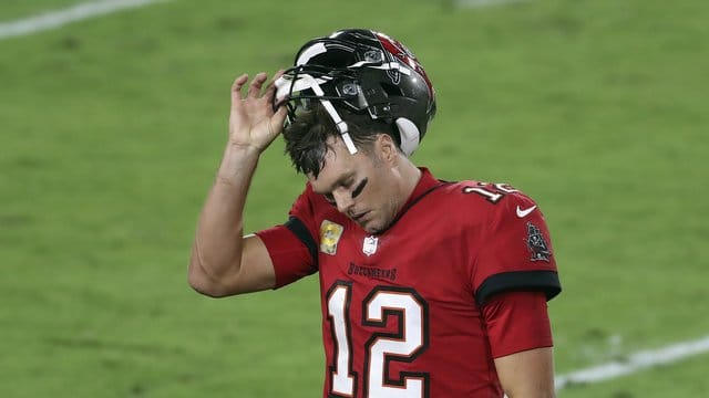 Tom Brady von den Tampa Bay Buccaneers reagiert, als er das Spielfeld verlässt, nachdem er eine "Interception" geworfen hatte. Tom Brady von den Tampa Bay Buccaneers reagiert, als er das Spielfeld verlässt, nachdem er eine "Interception" geworfen hatte.