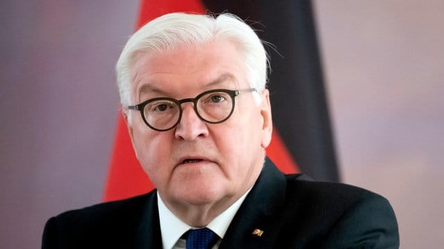 Bundespräsident Frank-Walter Steinmeier hat zum Jahrestag der Pogromnacht zu konsequentem Handeln gegen Antisemitismus in Deutschland aufgerufen.