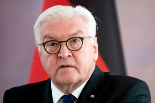 Bundespräsident Frank-Walter Steinmeier hat zum Jahrestag der Pogromnacht zu konsequentem Handeln gegen Antisemitismus in Deutschland aufgerufen.